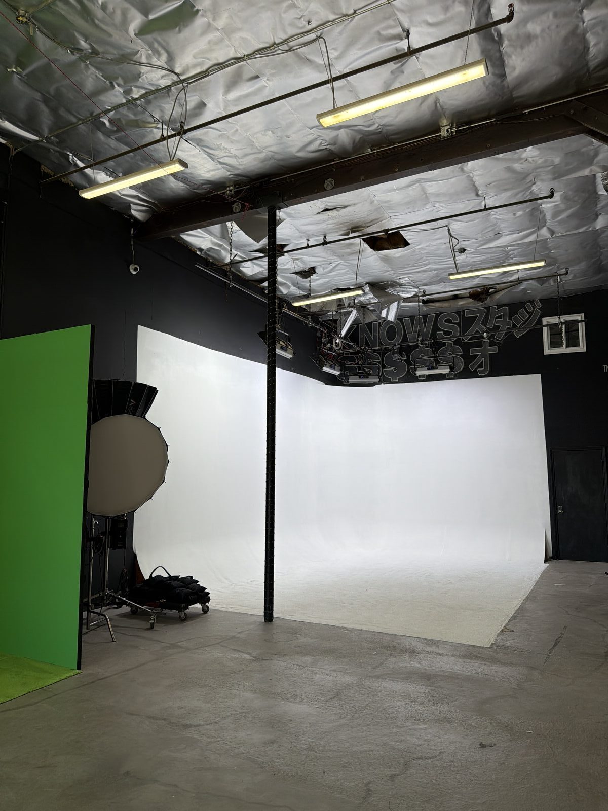 Pre-lit cyclorama wall at KNOWS STUDIOS North Hollywood