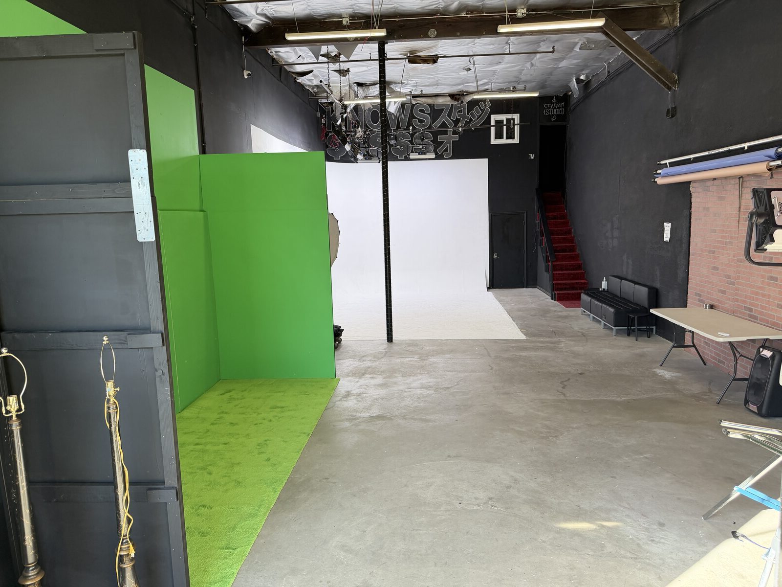 KNOWS STUDIOS ground-level load-in garage door access