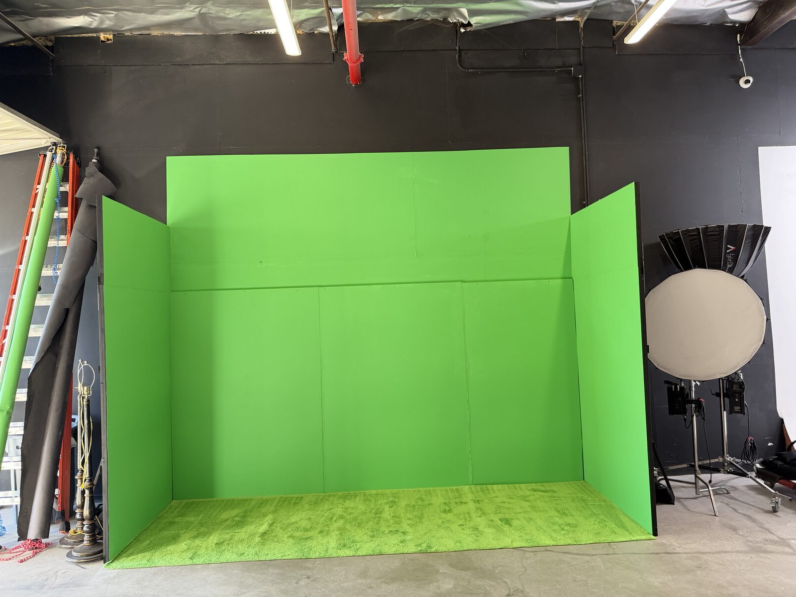 Professional vanity room with mirrors at KNOWS STUDIOS